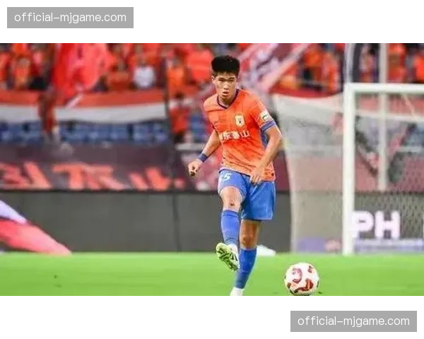 山东泰山新援阿尔瓦罗参与合练，上海冲刺阶段磨合防线