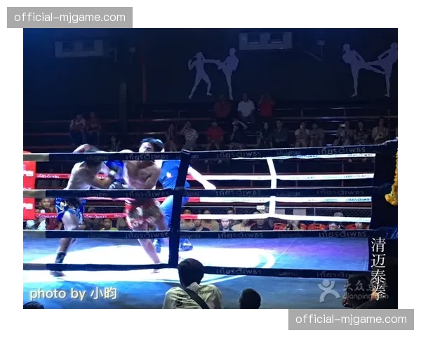 中场表演突发技术故障，拳手在后台即兴清唱缓解尴尬气氛