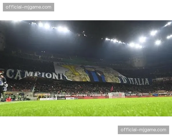 国际米兰主场北看台展示巨型TIFO，致敬球队钢铁防线