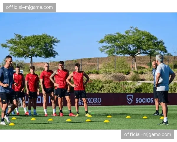 训练场一幕：资深射门教练为罗马年轻边锋加练逆足射门