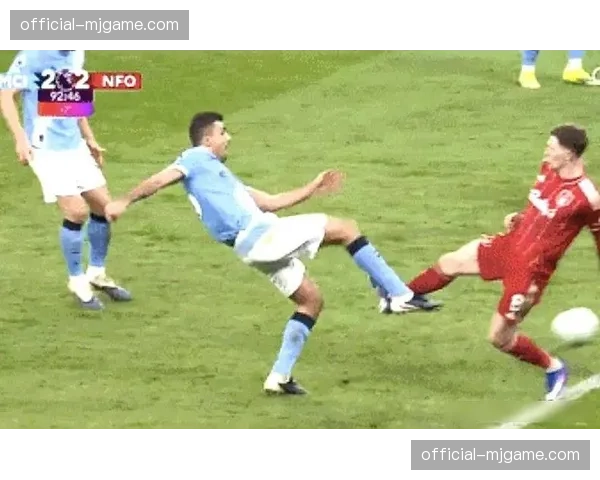 曼城反击打肋部战术：边路切入倒三角回传点球点